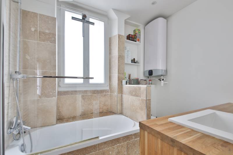 Vaste Salle de bains en parfait état.