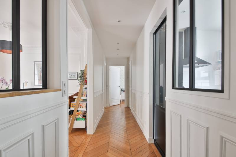 Perspective de l'appartement avec moulures murales et rénovations de qualité