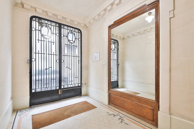 Immeuble ancien de standing bien entretenu sans recours.