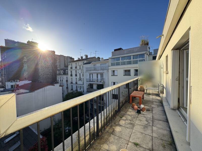 Balcon de 11m2 exposé sud et permettant de recevoir les amis.