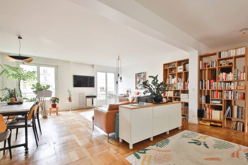 Séjour lumineux appartement Paris 15 La Motte-Picquet Grenelle avec balcon exposé sud 