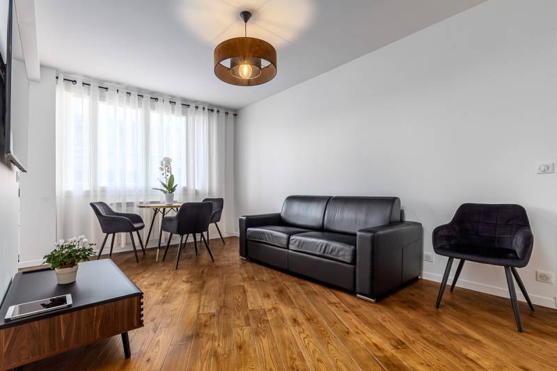 Salon séjour spacieux entièrement rénové avec matériaux de qualité