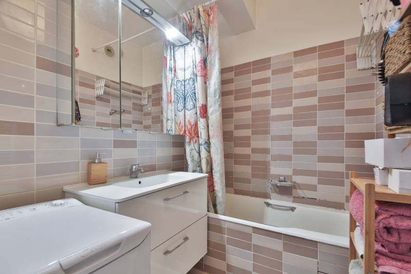 Salle de bain élégante & WC séparé