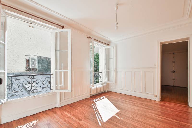 Séjour spacieux d'un appartement à vendre à deux pas du boulevard de Grenelle situé dans le 15ème arrondissement 
