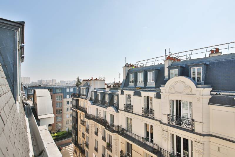 Vue dégagée sur les toits de Paris