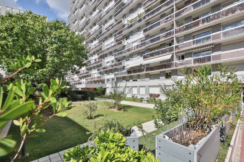 Cour intérieur calme avec espaces verts, au sein d'une copropriété sécurisée et bien entretenue Rue d'Alésia, paris 14ème 