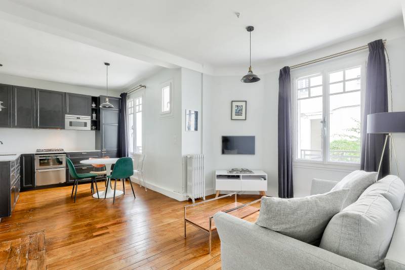 Séjour avec cuisine ouverte d'un appartement rénové à vendre dans le nord du 15ème arrondissement de Paris