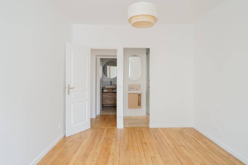 Chambre lumineuse sur cour avec salle de douche dans un appartement 4 pièces