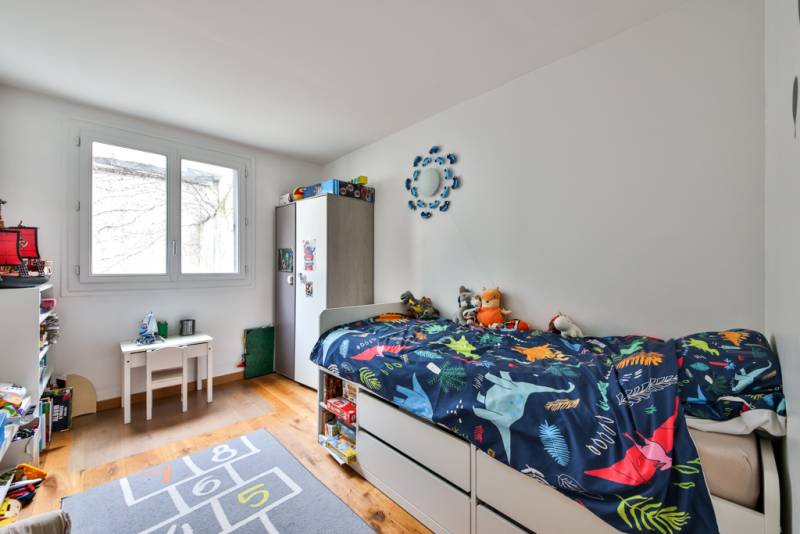Chambre d'enfant lumineuse en parfait état