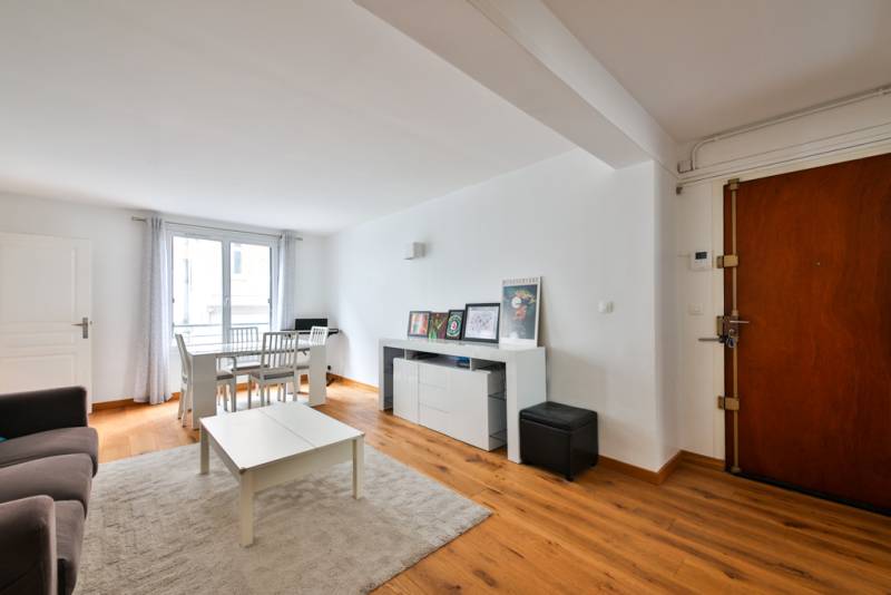 Entrée et pièce de vie entièrement rénové