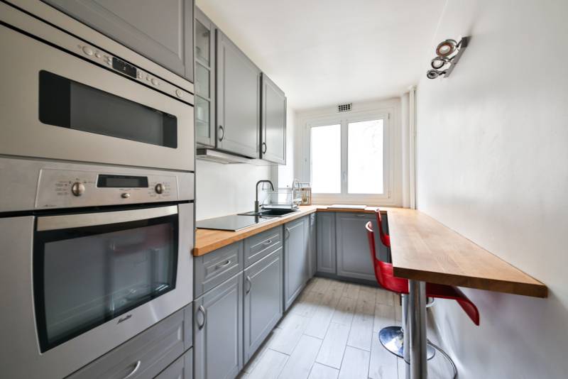 Cuisine refaite, fonctionnelle avec prises et rangement