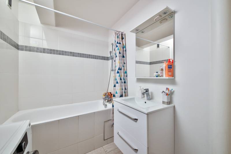 salle de bains entièrement rénovée et spacieuse