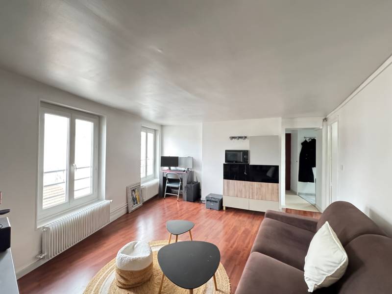 Séjour en bon état à vendre proche du métro Dupleix ligne 6 