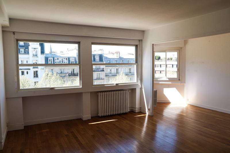 Séjour lumineux avec grandes ouvertures dans un appartement 3 pièces à Paris 15ème Place Adolphe Chérioux