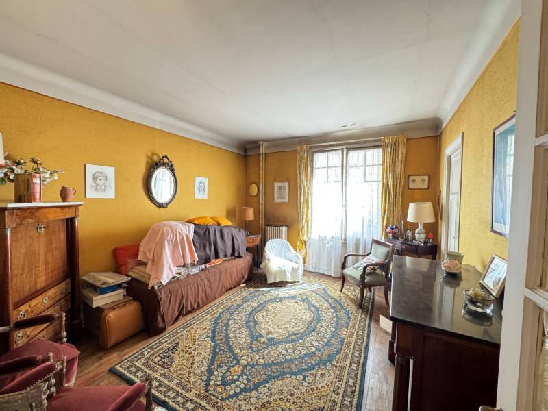 Séjour avec une belle hauteur sous plafond d'un appartement à vendre dans le 15ème arrondissement de Paris