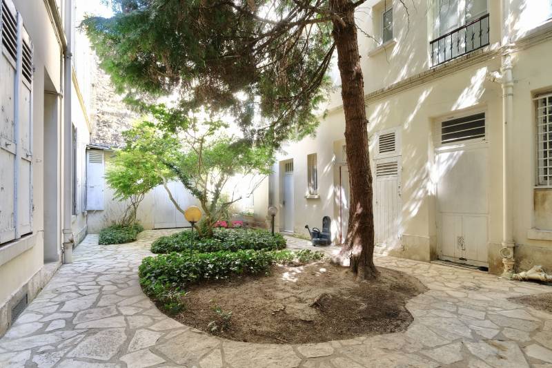 Cour extérieur situé au coeur du 14ème arrondissement de Paris, entre les rues Daguerre et Gaité, proche du Square Ferdinand Brunot, écoles, commerces, restaurants et transports en commun ligne 4 et ligne 13