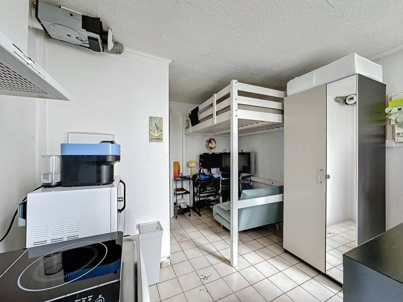 Pièce de vie d'un studio à rénover et à acheter dans le 15ème arrondissement de Paris 