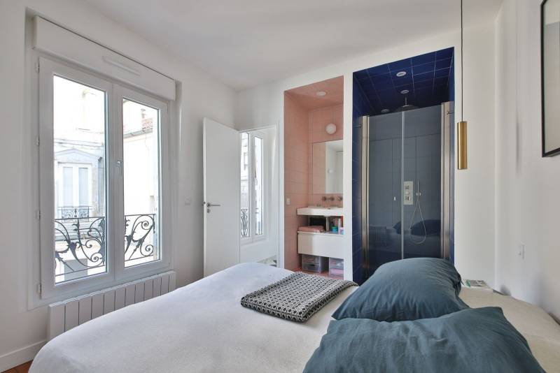 Chambre moderne avec salle d'eau dans Paris 15