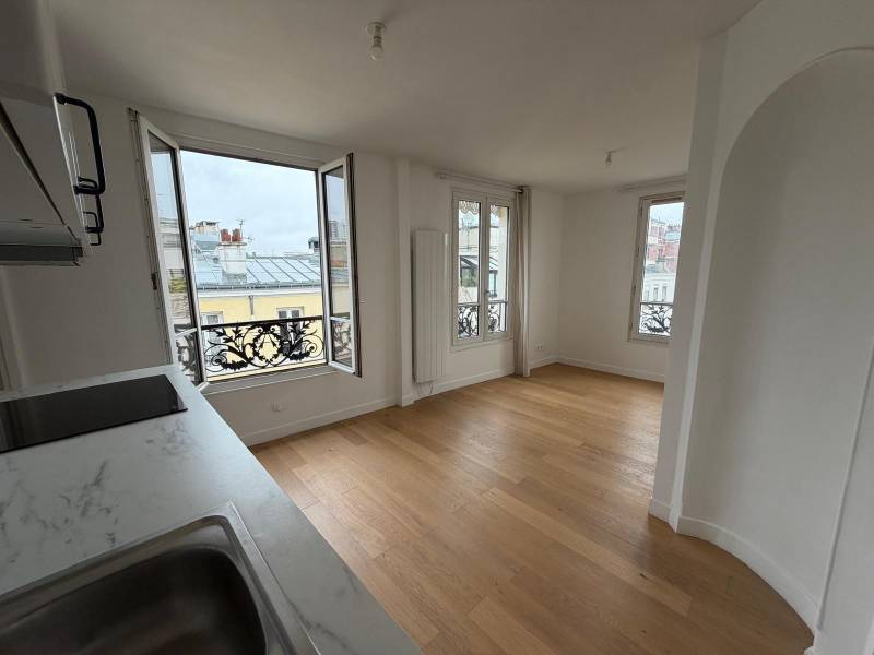 Pièce principale et spacieuse d'un appartement dans le 14ème arrondissement de Paris 