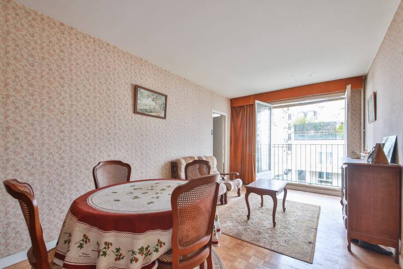 Espace de vie avec grande baie vitrée très lumineux proche du métro La Motte Piquet dans le 15ème 