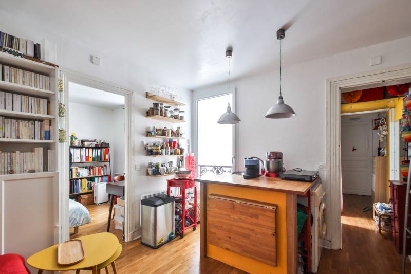 Séjour avec ilot central dans immeuble ancien 