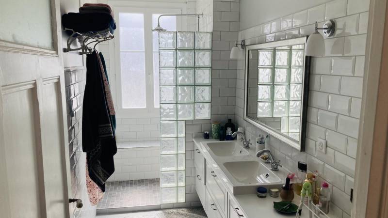 En vente salle de bain moderne avec douche fenêtre dans un quartier calme et dans le centre de Clamart 