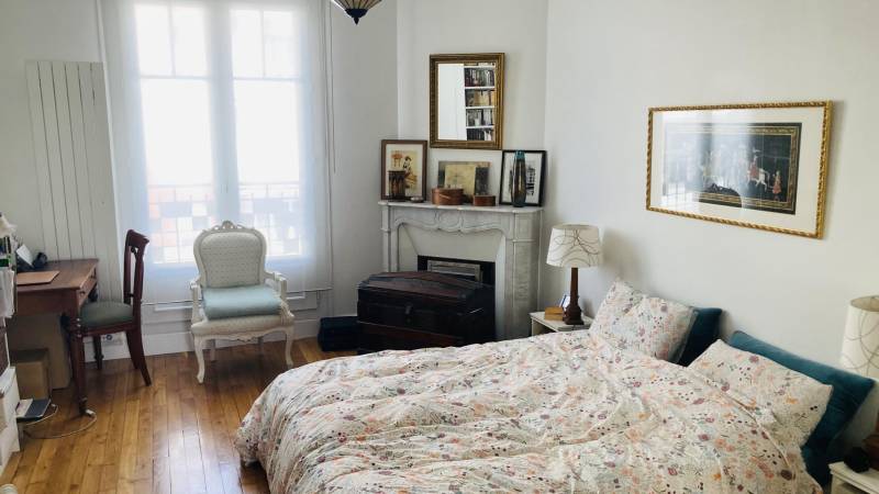 Chambre spacieuse avec parquet et lumière naturelle dans l'hypercentre de Clamart 
