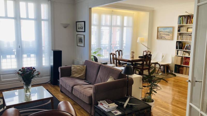 Salle à manger dans un appartement à vendre conviviale et lumineux en cœur de ville de Clamart