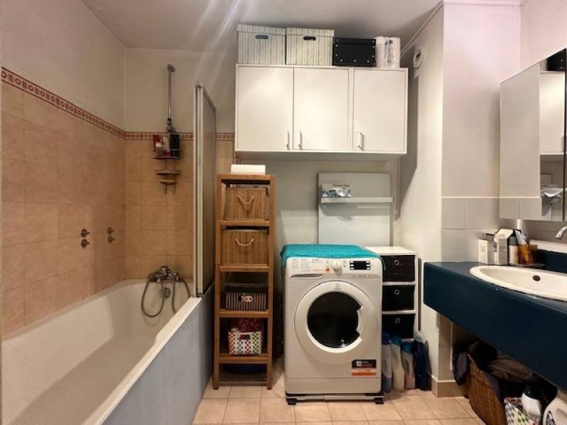 Salle de bains aménagée et équipée avec un coin buanderie