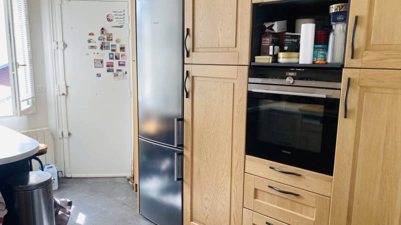 Espace cuisine optimisé avec rangements dans un quartier résidentiel de Clamart 92140