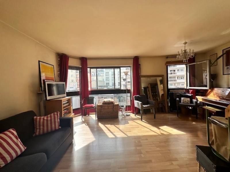 Un séjour lumineux et spacieux pour recevoir et passer des moments en famille