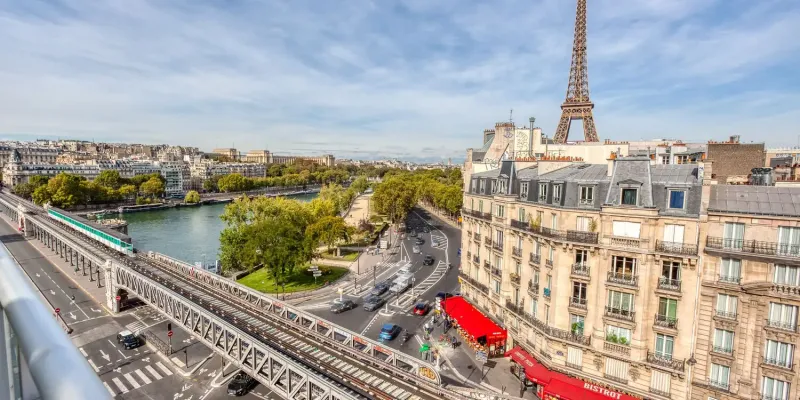 Vue depuis le pont Bir-Hakeim avec immeuble haussmanniens, métro aérien et Tour Eiffel dans le 15ème arrondissement de Paris, quartier Grenelle 
